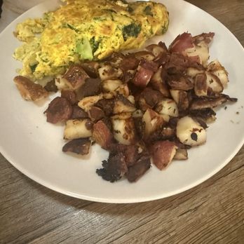 Oaks Eatery - Jalapeño sausage omelette with potatoes - Breakfast & Brunch Near Me - Three Oaks, Michigan Oaks Eatery - Jalapeño sausage omelette with potatoes - Breakfast & Brunch Near Me - Three Oaks, Michigan