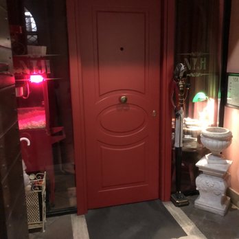Niji Cafè - The entrance with buzzer to right! - Cocktail Bars Near Me - Rome, RM