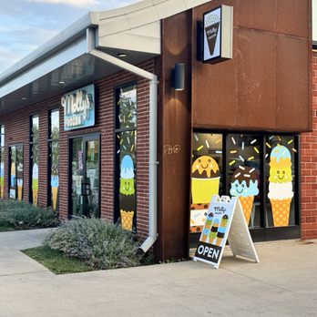 Molly's Frozen - Outside - Ice Cream & Frozen Yogurt Near Me - Des Moines, Iowa