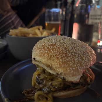 Pilot Project Brewing - Wrigleyville - Burger - Breweries Near Me - Chicago, Illinois