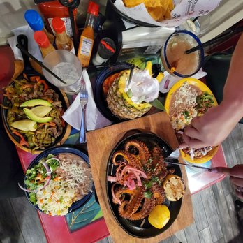 Mariscos Playa Hermosa - HUGE portions. This was just for 2ppl, very shareable portions - Mexican Near Me - Phoenix, Arizona