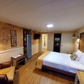 La Petite Sedona - Queen bed room - Hotels Near Me - Sedona, Arizona
