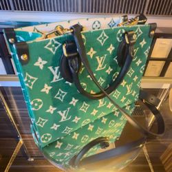 Bag Lounge - Who doesn't love green?