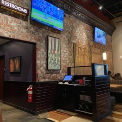 BJ's Restaurant & Brewhouse - Interior