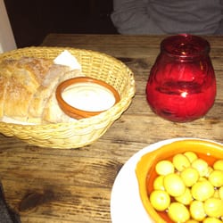 La Isla - Tapas Y Mas - Oliven und Brot mit Aioli