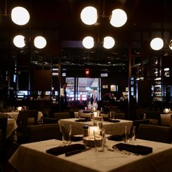 Hugo's Frog Bar and Chop House - A view back out towards the entrance from our booth table.