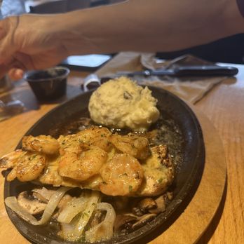 Applebee's Grill + Bar - Chicken and shrimp with mashed potatoes - American Near Me - Hampton, Virginia Applebee's Grill + Bar - Chicken and shrimp with mashed potatoes - American Near Me - Hampton, Virginia