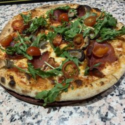 Vesuvio - Tomato, ham, mushroom, arugula, mozzarella