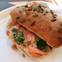 Madhus 24 - Sandwich med varmrøget laks og pesto