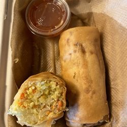 Eggroll Queen - Chicken Eggrolls with Sauce