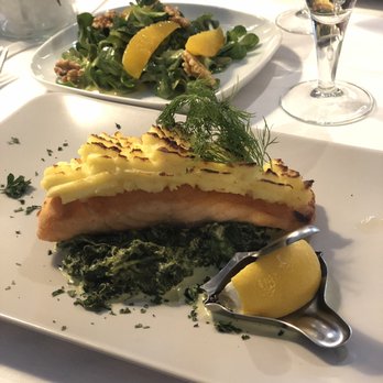 Landkrog Gelting - Lachsfilet mit Spinat und Kartoffelrösti - German Near Me - Gelting, SH Landkrog Gelting - Lachsfilet mit Spinat und Kartoffelrösti - German Near Me - Gelting, SH