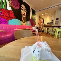 Cute spot and YUMMY gelato and other types of desserts!
