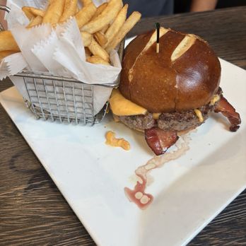 Laura's Bar And Grill - Bacob cheese jalapeño burger - American Near Me - Smithfield, Rhode Island Laura's Bar And Grill - Bacob cheese jalapeño burger - American Near Me - Smithfield, Rhode Island