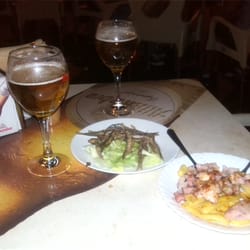 JosMari - Las mejores tapas de Guadix con un trato inmejorable. Lo dice el hecho de que para coger mesa siempre están llenas.