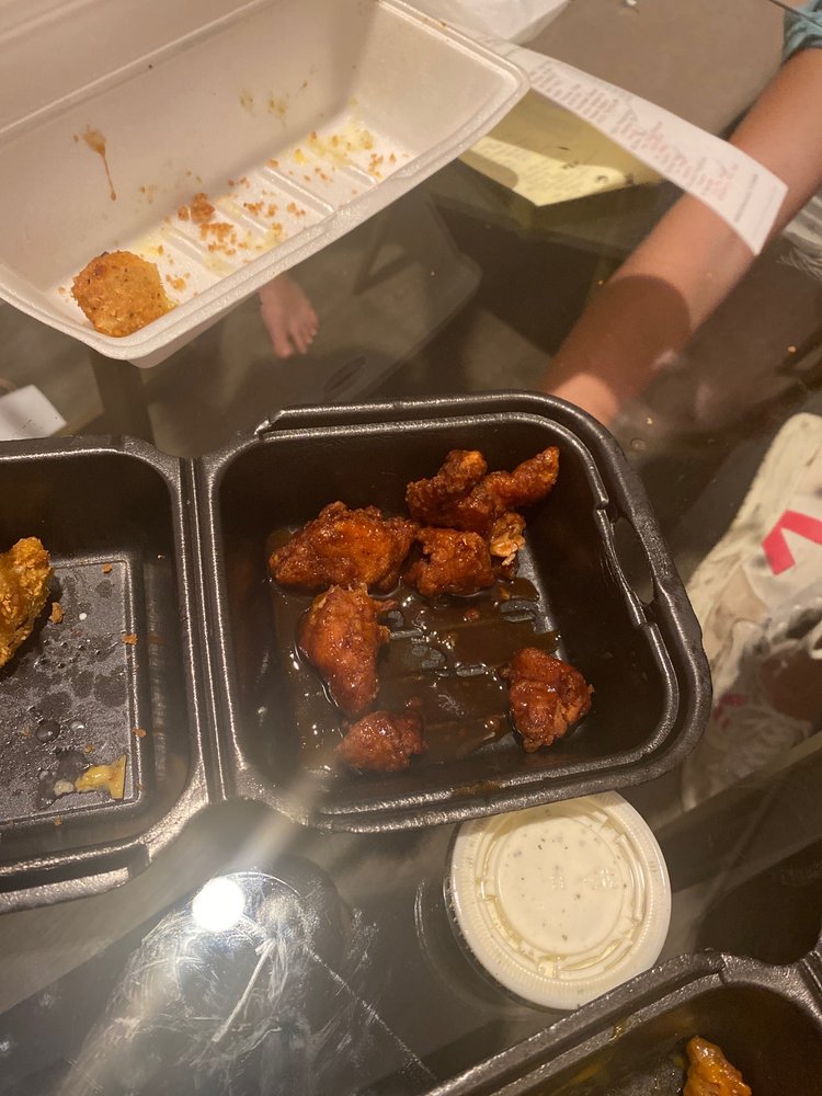 Pluckers Wing Bar - Lovers & Greenville