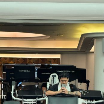 Equinox Kensington - Apple intelligence cropped my shoulder, had to scribble it back on - Gyms Near Me - Kensington, XGL Equinox Kensington - Apple intelligence cropped my shoulder, had to scribble it back on - Gyms Near Me - Kensington, XGL