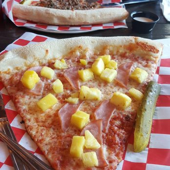 600 Degrees - La Jolla - Canadian Bacon with Pineapple Chunks - Bars Near Me - Round Rock, Texas