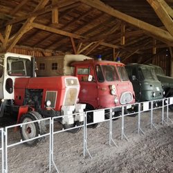 Agroneum - offener Unterstand mit Fahrzeugen