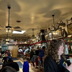 Bronco Billy's Pizza Niles - Seating area