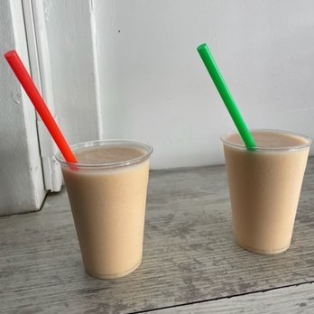 Los Chamos Arepas - 16oz Pina Colada - Puerto Rican Near Me - San Juan, Puerto Rico