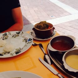 Restaurant chez Olive - La poule au pot avec une sauce tomate et un bouillon de cuisson épaissi à la crème