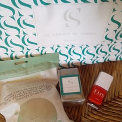 Le Corner de Sophie - Mes achats ! Une éponge konjac, un savon spécial peau mixte et un vernis Kure Bazaar rouge orangé !