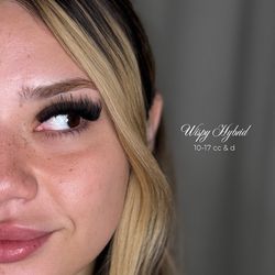 Solarmoon Beauty - Wispy hybrid set on a full lash line