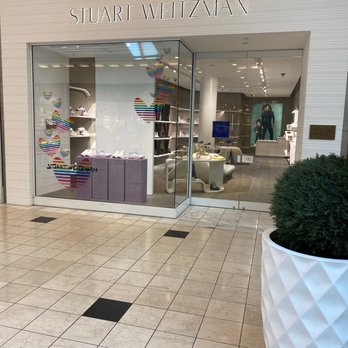 Stuart Weitzman - It's 11:06 and the store is still closed - Shoe Stores Near Me - Atlanta, Georgia