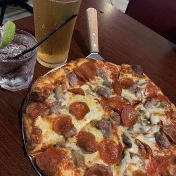 Bayside Grille - Sausage Pepperoni Mushroom Pizza & Happy Hour - YUM ! - American Near Me - Fort Myers Beach, Florida