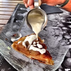 Tarta tatin de manzana con crema fresca
