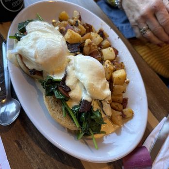 Ellie's Farmhouse - BLT Eggs Benedict - Breakfast & Brunch Near Me - Southington, Connecticut