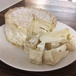 La Maiolica - Uno dei formaggi che proponiamo. ( pecorino con crosta fiorita,ricorda a un camambert, ma molto più buono)