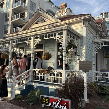 An's Gate D5 - The "Top Gun" house from the movie. Delicious gelato inside and long lines outside. - Gelato Near Me - Oceanside, California An's Gate D5 - The "Top Gun" house from the movie. Delicious gelato inside and long lines outside. - Gelato Near Me - Oceanside, California