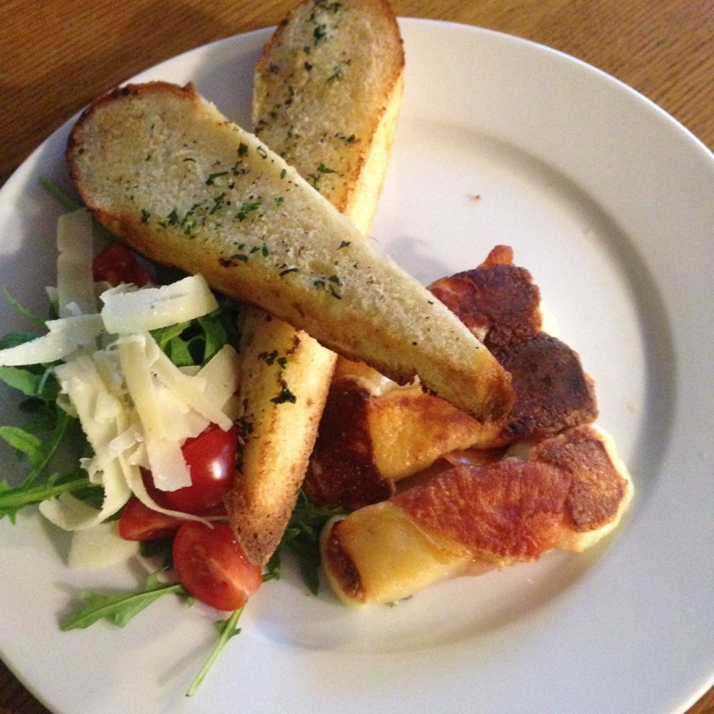 Pizzaria Sharingham - again with the awesome toast and really yummy bacon and cheese bites - Pizza Near Me - Brno, JM