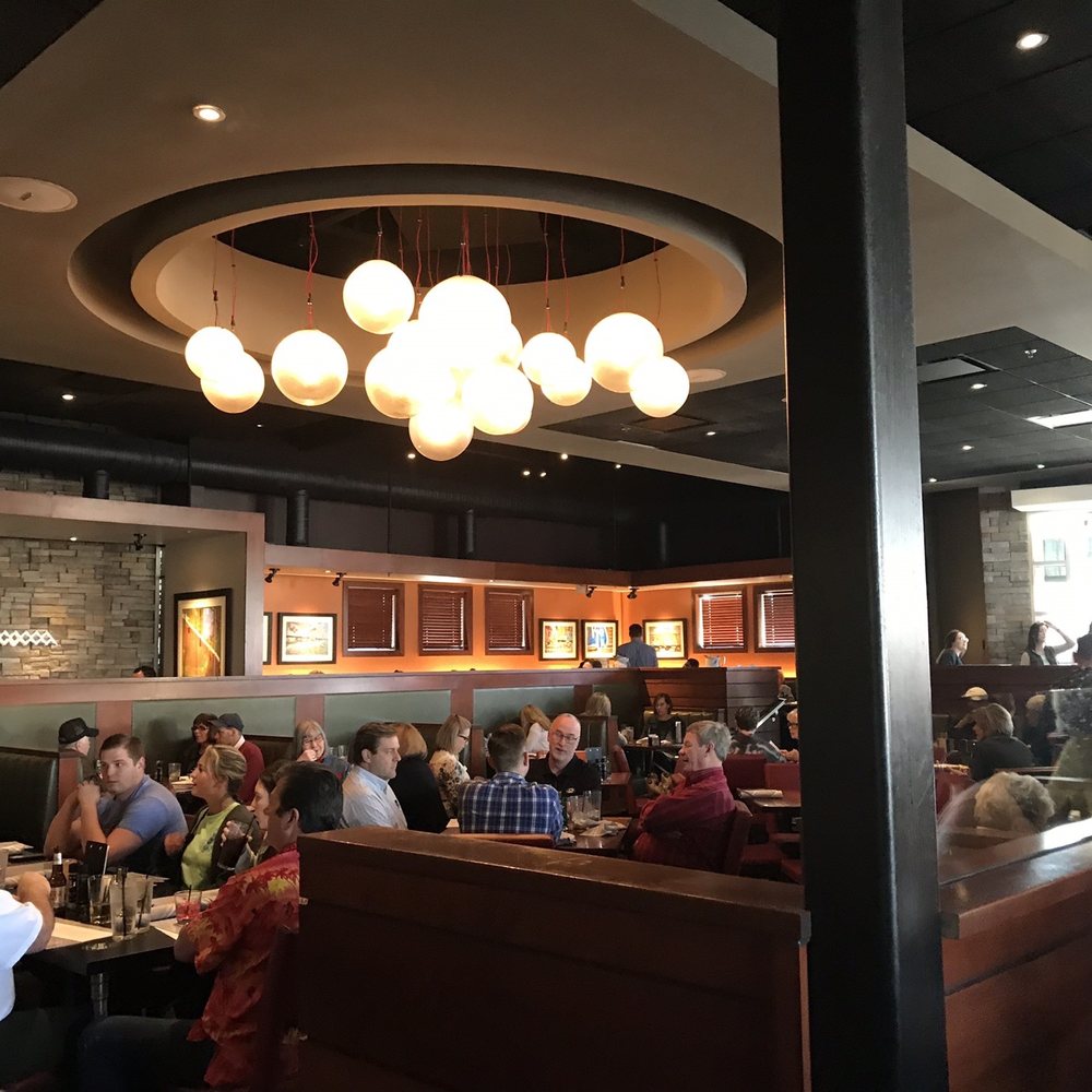 Houlihan's - Interior - Bars Near Me - Lee's Summit, Missouri