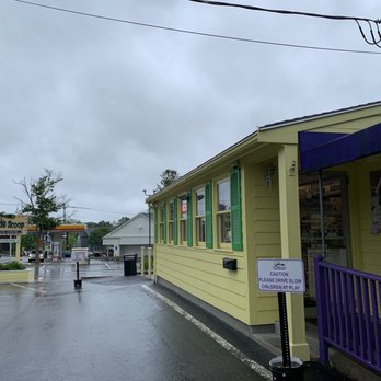 The Inside Scoop - Outside storefront - Ice Cream & Frozen Yogurt Near Me - North Kingstown, Rhode Island