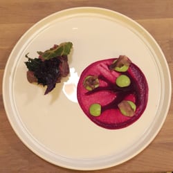 Bokbacka - Flat iron steak fra Oppland med rødbeter. Det er så veldig, veldig fint presentert og veldig, veldig godt.