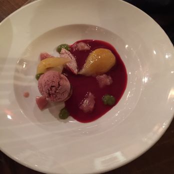 La Balance Mets et Vins - Byron's dessert: Poire caramélisée et gelée au Poulsard, sa boule de glace à la créme d'Isigny (crème fraîche from Sainte-Mère ) - French Near Me - Arbois, 39