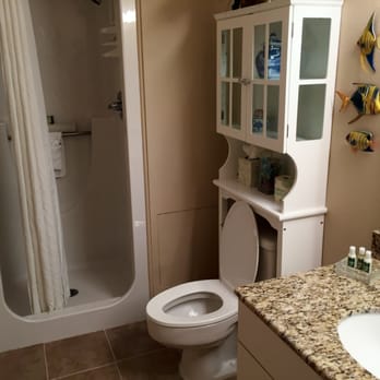 The Galvestonian - Hall Bathroom - Hotels Near Me - Galveston, Texas