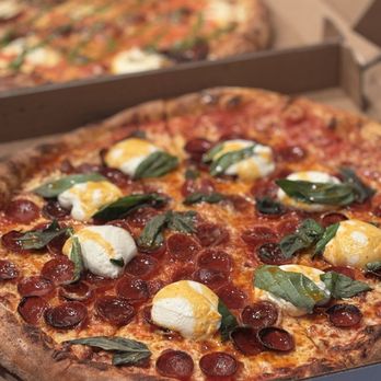 Pizza Lobo - Borgata - Pizza Near Me - Chicago, Illinois