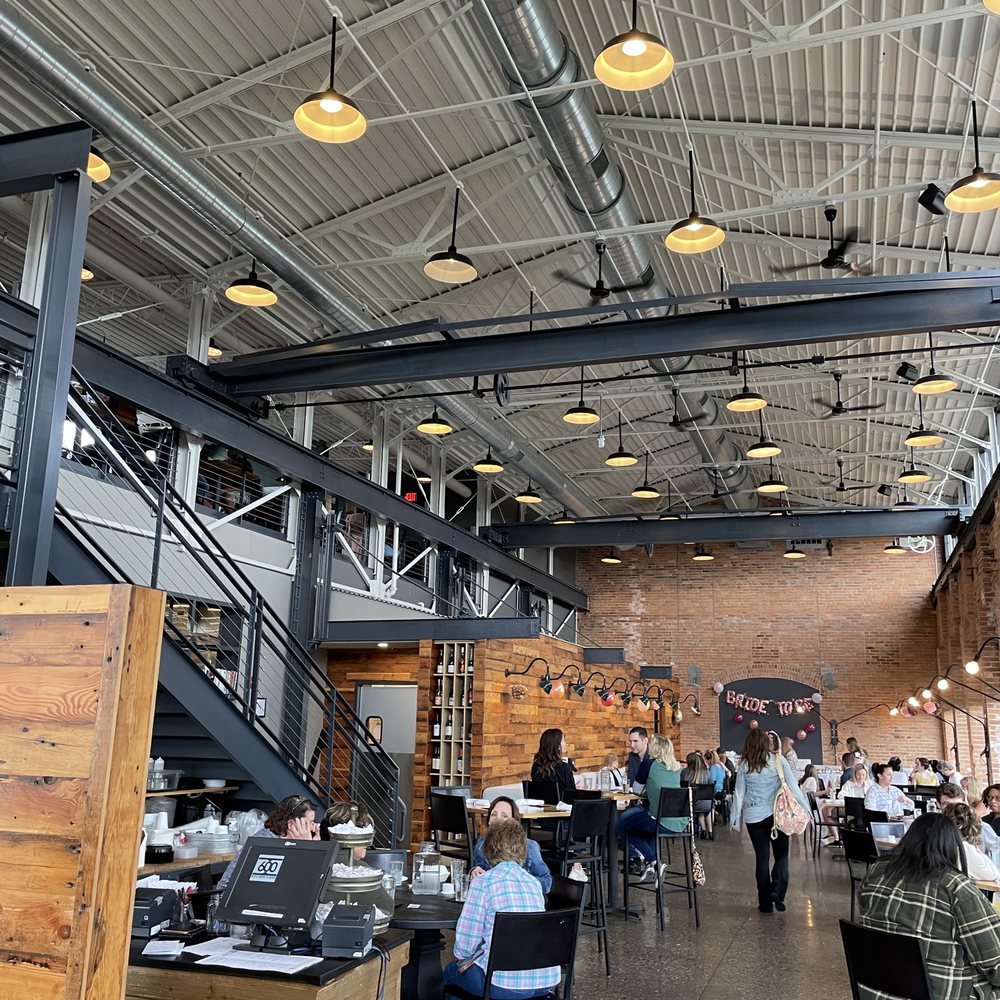 600 Kitchen & Bar - people eating at tables - American Near Me - Kalamazoo, Michigan