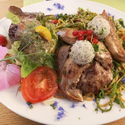 Der Genießerhof - Schweinelende auf Wildkräuterspaghetti. Kleiner Beilagensalat mit auf dem Teller.