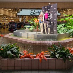 Colonial Park Mall - Boscov's Wing Fountain.