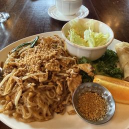 Pad thai chicken - lunch special Pad thai chicken - lunch special