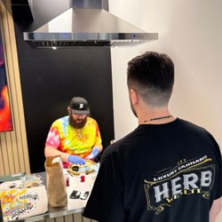 Gazzz Cannabis - Weedbachi - Hand-rolling service 
ONLYat Gazzz