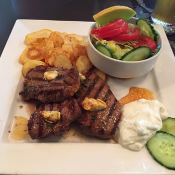 Dionysos - Argentinisches Steak mit Knoblauchkartoffeln - Greek Near Me - Ravensburg, BW Dionysos - Argentinisches Steak mit Knoblauchkartoffeln - Greek Near Me - Ravensburg, BW