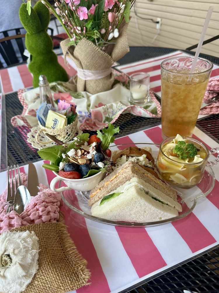 Uniquely Yours Tea Room Logo