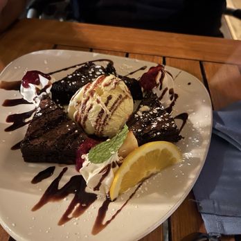 Snug Harbour - Brownie with Ice Cream - Seafood Near Me - Mississauga, Ontario