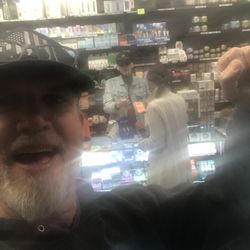 Vibez Smoke & Vape - Selfie with the salesman!