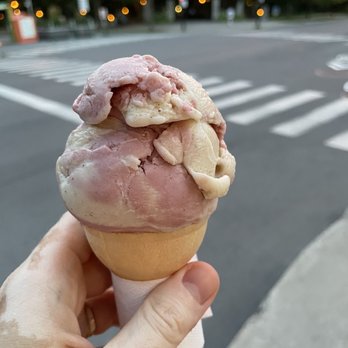 Les Tropiques - Vegan strawberry vanilla icecream - Ice Cream & Frozen Yogurt Near Me - Montreal, Quebec Les Tropiques - Vegan strawberry vanilla icecream - Ice Cream & Frozen Yogurt Near Me - Montreal, Quebec